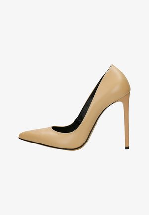 Escarpin en cuir beige à talon haut avec un bout pointu et un design échancré. Il présente une doublure intérieure noire et un talon aiguille fin.