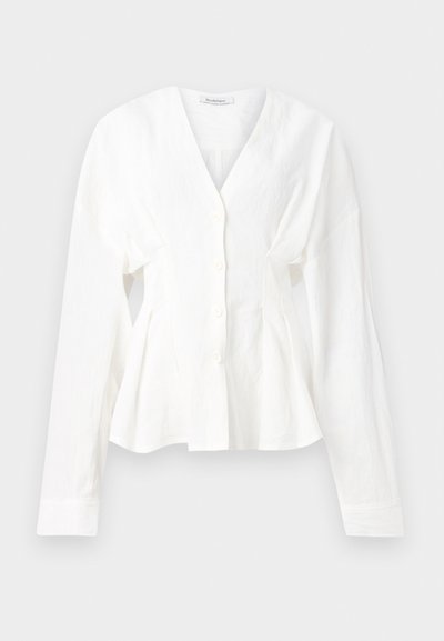 Bluză albă cu mânecă lungă, cu decolteu în V, având un închidere cu nasturi în față și laterale plisate, realizată dintr-un material ușor, cu o textură netedă.