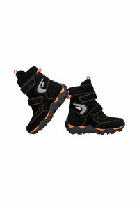 Zwarte suède laarzen met oranje accenten, dubbele klittenbandsluitingen, gestructureerde zolen en grijze hardware. Ontworpen voor duurzaamheid en stabiliteit.