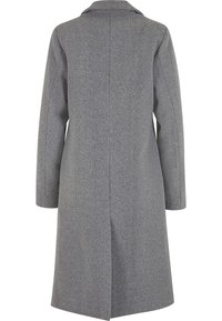 Sivi vuneni kaput ravnog kroja, s rever ovratnikom, dugim rukavima i prorezom na stražnjoj strani za lakše kretanje. Posjeduje mekanu teksturu.