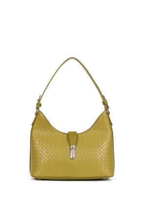 Olivgrüne Lederhandtasche mit gewebter Textur, verstellbarem einzelnen Schulterriemen und silberner Verschlussklappe in der Mitte vorne.