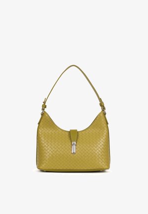 Sac à main en cuir vert olive avec texture tissée, une seule bandoulière réglable et une fermeture à boucle argentée au centre avant.