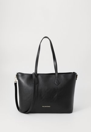Borsa tote in pelle nera Valentino con due manici, tracolla removibile e logo dorato sulla parte anteriore.