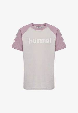 Kortærmet T-shirt med blegrøde raglanærmer, hvid krop, hvidt "hummel"-logo på brystet og hvide chevronstriber på ærmerne.