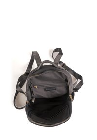 Zaino in tessuto nero con molteplici compartimenti, una tasca frontale con zip, spallacci regolabili e un'accento in pelle con il logo del marchio.