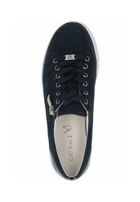 Sneaker in suede blu navy con punta rotonda, suola piatta bianca, occhielli metallici e cerniera laterale. Presenta il logo del marchio sulla soletta.