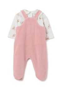 Roze zachte stof baby romper met voetjes, over een witte langslavende body bedrukt met teddyberen en harten.