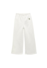 Pantalones amplios blancos con cinturilla elástica y un pequeño parche de logo en la cadera derecha, dispuestos sobre un fondo blanco.