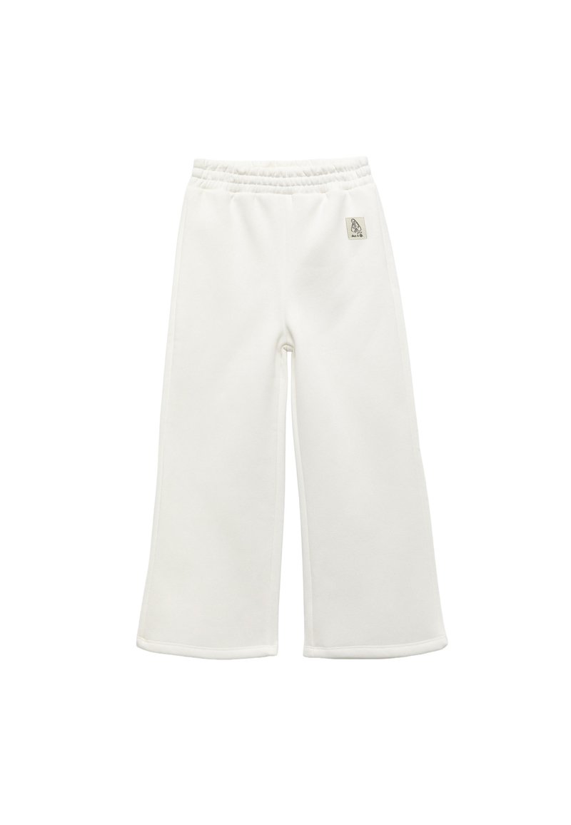 Pantalones amplios blancos con cinturilla elástica y un pequeño parche de logo en la cadera derecha, dispuestos sobre un fondo blanco.