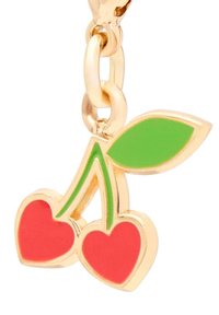 Ciondolo color oro con due ciliegie a forma di cuore rosse e una foglia verde. Superficie liscia con una finitura lucida e un design semplice.