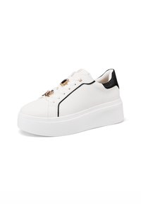 Sneaker bianco con retro nero texturizzato, lacci piatti e decorazioni sulla parte superiore. Suola spessa bianca.