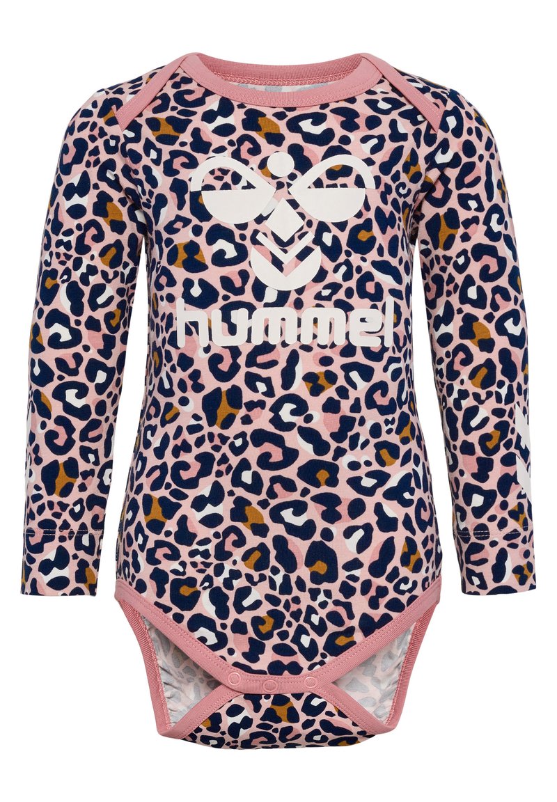Langsleeve body in het roze met een multikleurig luipaardpatroon. Bevat een wit logo, drukknopen aan de onderkant en zachte stof.