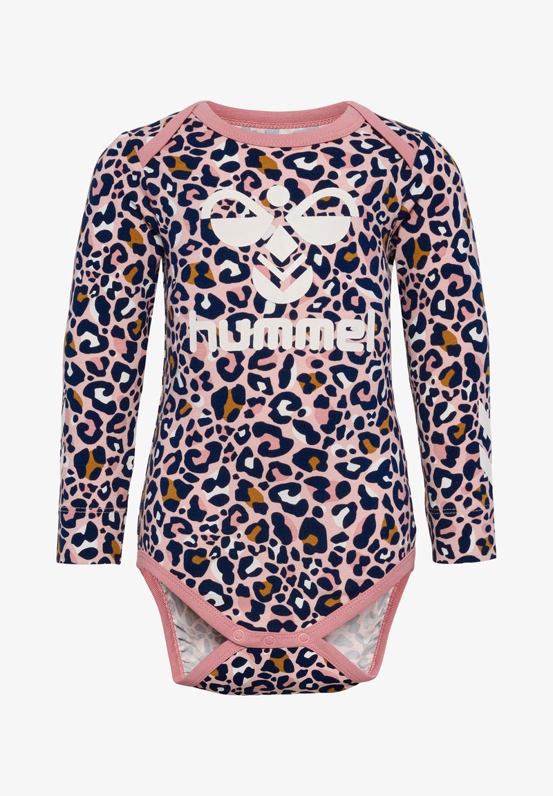 Długi rękaw bodysuit w kolorze różowym z wielokolorowym wzorem w panterkę. Posiada białe logo, zapięcie na napy na dole oraz miękką tkaninę.