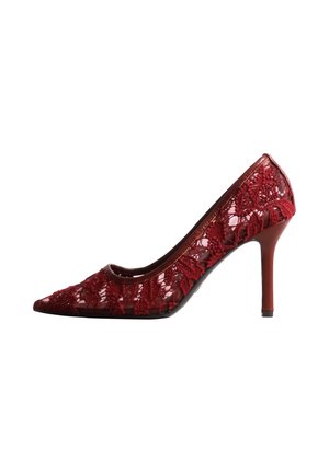 Escarpin en dentelle bordeaux à bout pointu et à talon haut et fin, présenté de profil sur fond blanc.