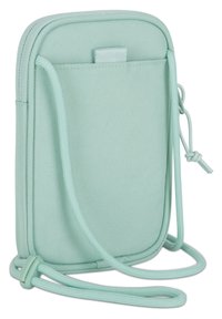 Pochette per smartphone a tracolla di colore verde menta, realizzata in tessuto texturizzato, con bordi arrotondati, un anello frontale e una tracolla regolabile per il massimo comfort.