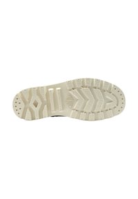 La suela del zapato presenta un material de goma texturizado de color blanco roto con un patrón de banda de rodadura en zigzag, diseñado para ofrecer agarre y durabilidad.