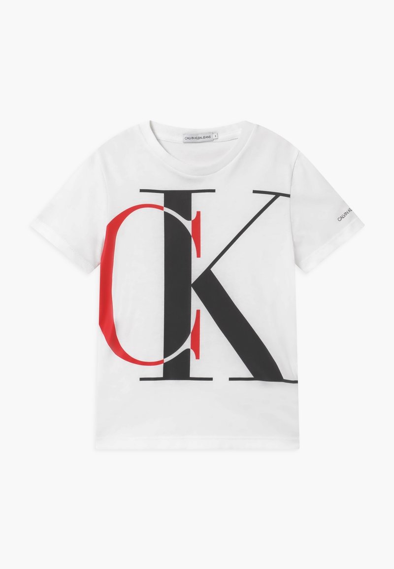 Weißes Baumwoll-T-Shirt mit einem großen Grafikdruck in Schwarz und Rot mit den Buchstaben "CK" auf der Vorderseite. Kurze Ärmel und Rundhalsausschnitt.