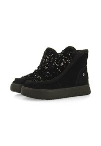 Botas negras hasta el tobillo de ante con una parte superior cubierta de lentejuelas, con un borde texturizado y una suela de goma gruesa.
