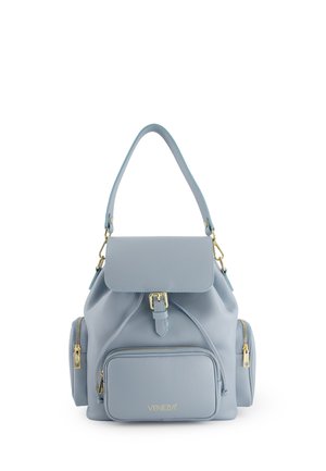 Lyseblå læderhåndtaske med tophåndtag, klap med spænde, tre lynlåslommer og guldfarvet hardware.