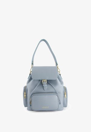 Jasnoniebieska skórzana torebka z uchwytem u góry, klapką z klamrą, trzema kieszeniami na zamek i złotym okuciem.