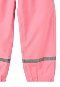 Różowe wodoodporne spodnie z elastycznymi mankietami i odblaskowymi szarymi paskami blisko dołu. Gładka tekstura, prosty krój nogawek.