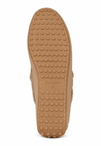 Braune Wildleder-Hausschuhsohle mit einer strukturierten Gummi-Außensohle, die runde Noppen für besseren Halt und ein geprägtes Markenlogo mit Größenanzeige aufweist.