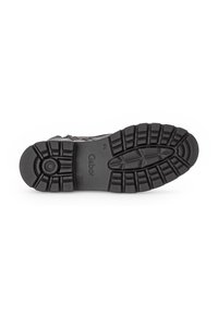 Semelle de chaussure en caoutchouc noir avec un motif de crampons profond, comportant des rainures et un design circulaire pour une meilleure adhérence. Le nom de la marque "Gabor" est moulé sur la surface.