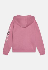 Sweat-shirt à capuche rose avec une poche kangourou à l'avant, des poignets côtelés et un design imprimé sur la manche. Fabriqué en coton doux.