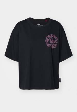 Tricou oversized negru din bumbac, cu un grafic circular mare de culoare purpurie cu textul "alpha industries" pe față, cu mâneci scurte.