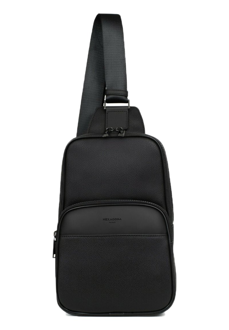 Borsa a tracolla nera realizzata in materiale sintetico strutturato con un pannello frontale liscio. Caratterizzata da una larga tracolla regolabile e da multiple tasche con zip.