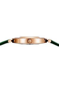 Reloj de oro rosa con caja redonda, correa de cuero verde y un bisel decorativo. Cuenta con una sola corona y un acabado liso y pulido.