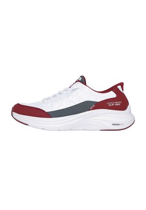 Zapatilla deportiva blanca con acentos en rojo y gris, parte superior de malla, punta redonda y una gruesa suela blanca etiquetada "CONTOUR FOAM."