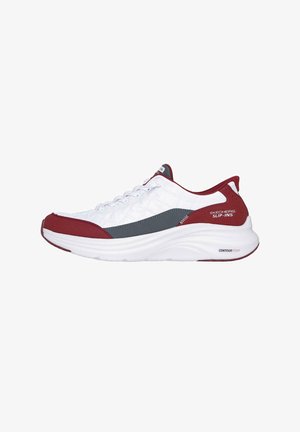 Zapatilla deportiva blanca con acentos en rojo y gris, parte superior de malla, punta redonda y una gruesa suela blanca etiquetada "CONTOUR FOAM."
