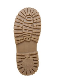 Semelle de chaussure en caoutchouc avec un motif de bande de roulement texturé. Couleur beige, avec le mot « BUFFALO » et un logo rond à motif floral. Taille 38.