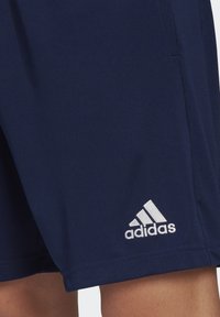 Shorts de sport navy en tissu doux avec une texture lisse, arborant un logo Adidas brodé en blanc en bas à gauche.
