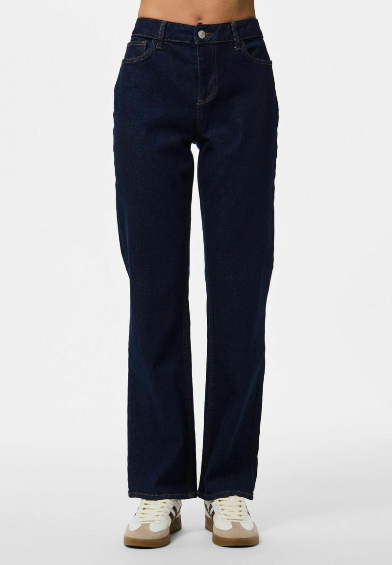 Tumši zili džinsi ar taisnu kāju dizainu, pieci kabatas, metāla pogu aizdare un kontrastējošas šuvju detaļas.