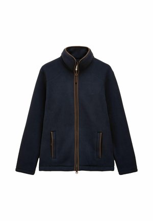 Navyblaue Fleecejacke mit durchgehendem Reißverschluss, Stehkragen und zwei seitlichen Reißverschlusstaschen mit braunem Besatz.
