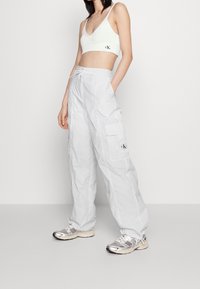 Calvin Klein Jeans Tygbyxor - white