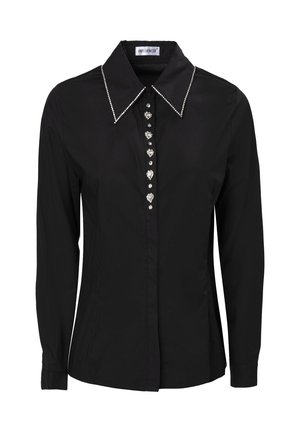 Camisa negra de manga larga con cuello puntiagudo, decorada con botones plateados en forma de corazón y redondos, que presenta una textura de tela suave.