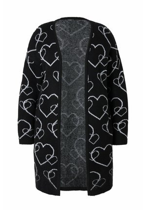 Schwarze Strickjacke mit lockerer Passform, die mit weißen Herzmustern verziert ist, offene Vorderseite und lange Ärmel hat. Weiche Stricktextur mit einem kontrastierenden Innenfutter.
