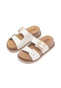 Sandali bianchi in ecopelle con due cinturini regolabili, un accento di fibbia dorata, soletta testurizzata e suola in gomma beige.