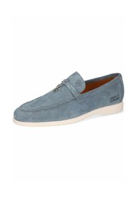 Mocassini in suede blu con suola in gomma bianca, dotati di una decorativa fibbia argentata e dettagli di cucitura sottili sulla tomaia.