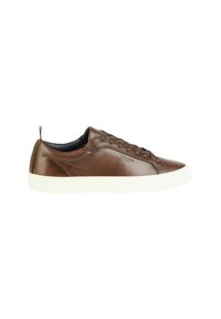Bruine leren lage sneakers met witte zool, vetersluiting aan de voorkant en een lus aan de hiel, gemarkeerd met "Hechter Paris" aan de zijkant.