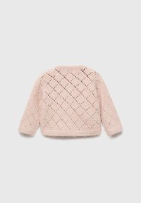 Růžový pletený svetr s dlouhým rukávem a otevřeným vzorem ve tvaru diamantu, zobrazený zezadu na světle šedém pozadí.