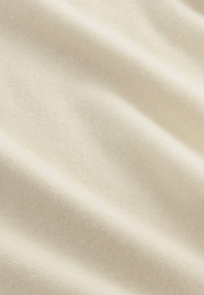 Weicher, leichter Creme-Stoff mit glatter Textur; zeigt ein dezentes Melange-Muster; fällt sanft mit leichtem Glanz.