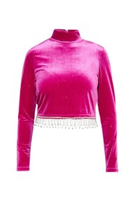 Fuchsia Samt-Crop-Top mit langen Ärmeln, das einen hohen Kragen und einen Fransenbesatz aus Perlen am Saum für zusätzliche Details aufweist.