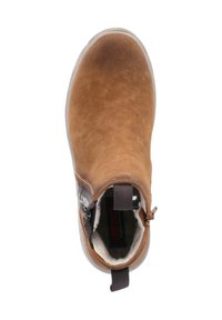 Botte de cheville en daim brun avec un bout arrondi, des accents en cuir et une semelle texturée. Présente un panneau élastique sur le côté et une languette pour un enfilage facile.