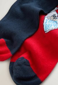 Rote und marineblaue Socken mit glatter Textur, kontrastierenden Farben und einem grafischen Design im roten Bereich, mit verstärkten Zehenbereichen.
