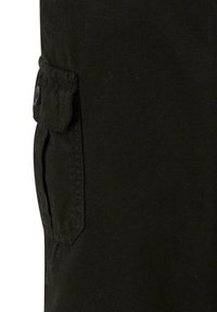 Svarte cargo-shorts med sidelomme og knapp, teksturert stoff og rett snittdesign.