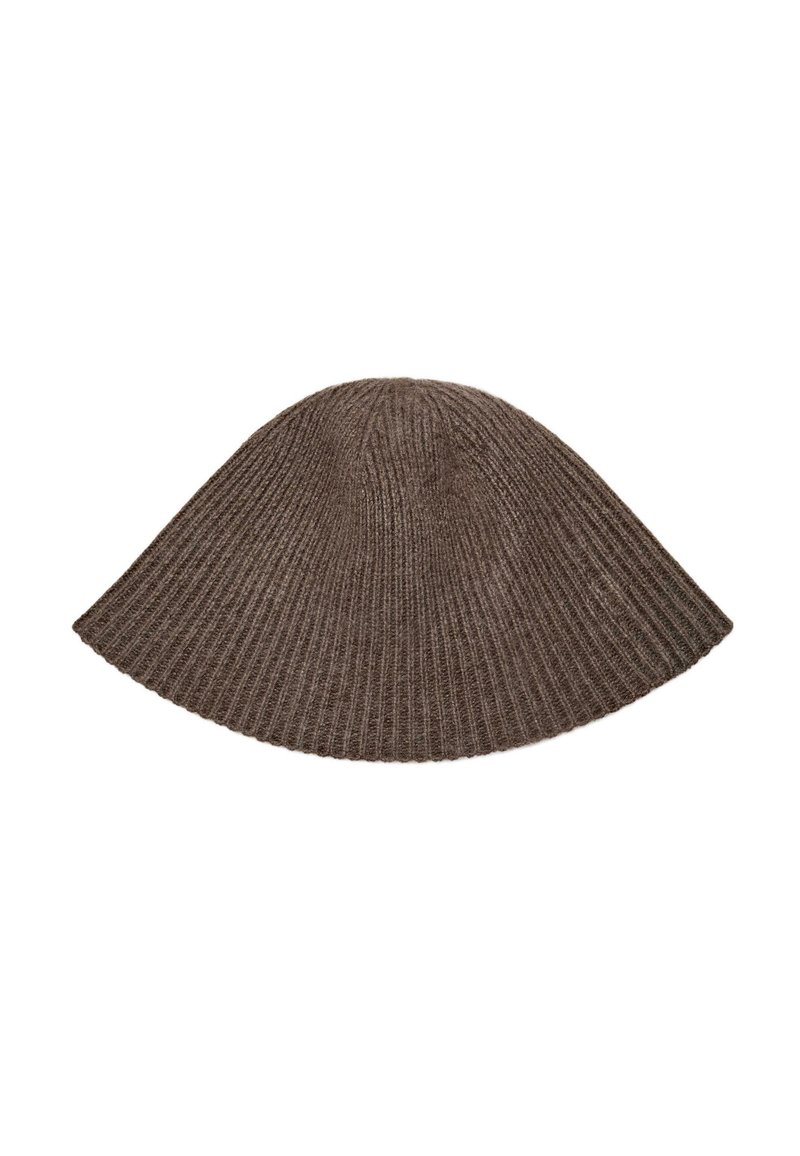 Cappello di lana marrone lavorato a maglia con forma conica, caratterizzato da una texture a coste e una visiera ampia e svasata. Materiale liscio e morbido.